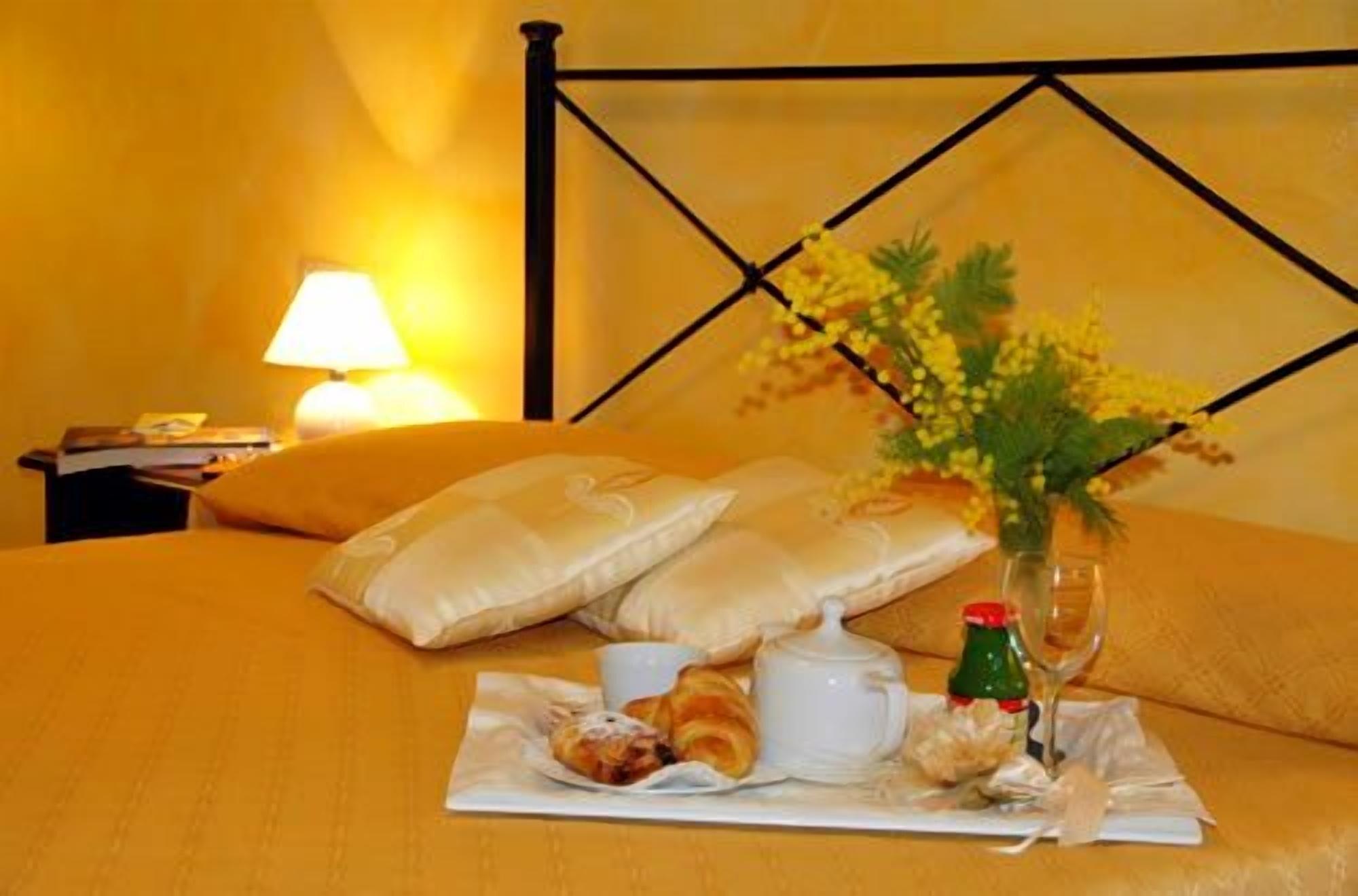 Hotel Borgo Degli Olivi Riotorto Exteriör bild