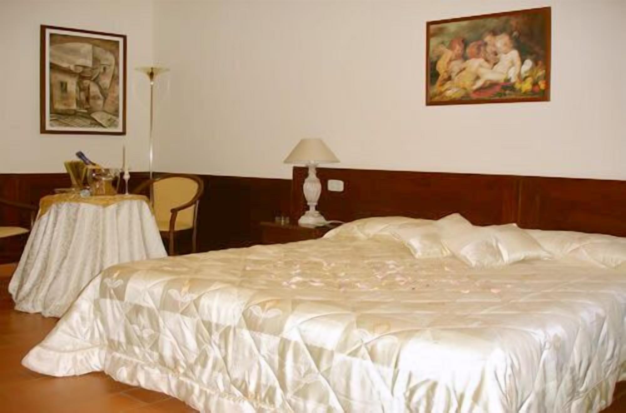 Hotel Borgo Degli Olivi Riotorto Exteriör bild