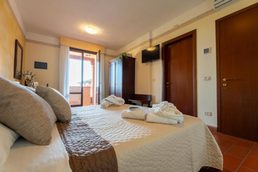 Hotel Borgo Degli Olivi Riotorto Exteriör bild